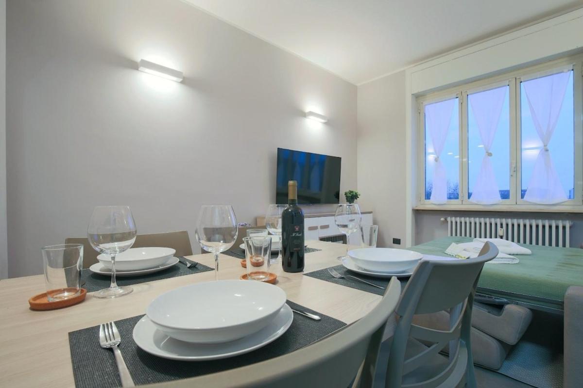 Wide & Bright 2 Bedroom Flat 50m From M4 Station Apartment *