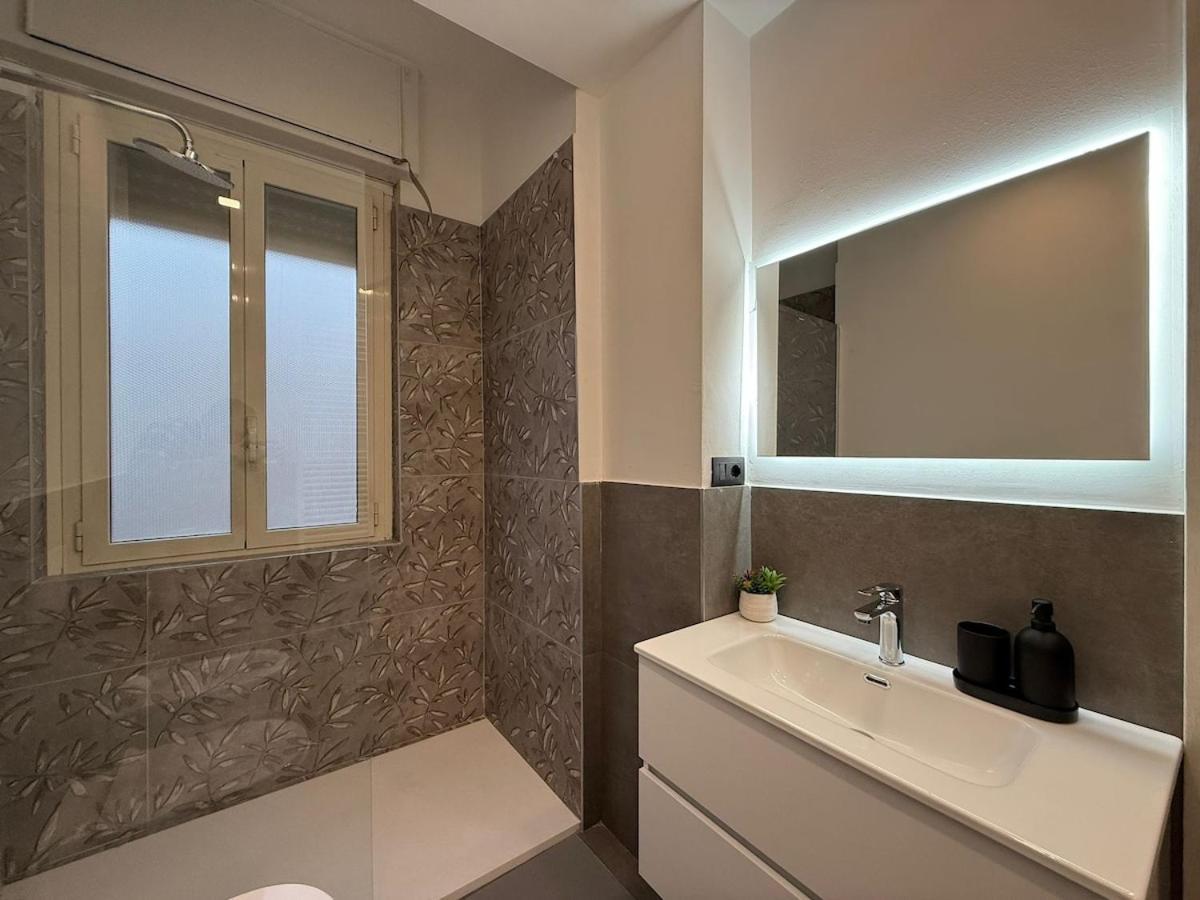 Wide & Bright 2 Bedroom Flat 50m From M4 Station Mailand